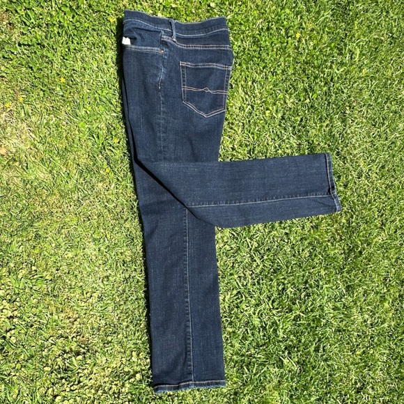 Lucky Brand 223 Straight Jeans - size 30x30 - Picture 3 of 7